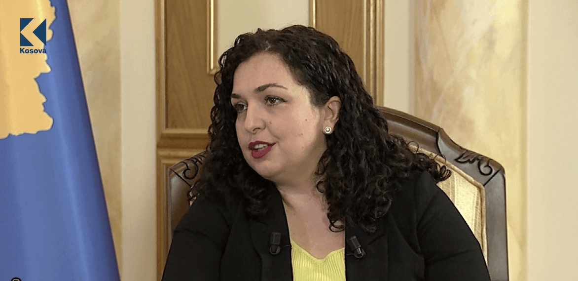 Vjosa Osmani përkrah futbollistët e Kosovës para duelit me Moldavinë