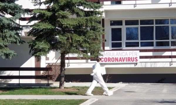 Në spitalet e Kosovës po trajtohen 306 pacientë me koronavirus, 217 prej tyre me oksigjenoterapi