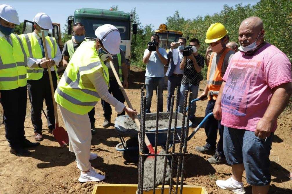 Dumoshi vuri gurthemelin e stadiumit ndihmës në fshatin Studenqan të Suharekës