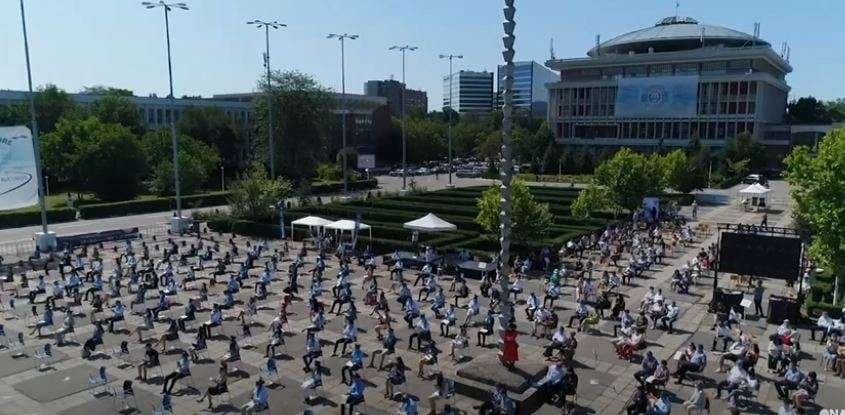 Studentët e Bukureshtit me ceremoni unike të diplomimit (VIDEO)