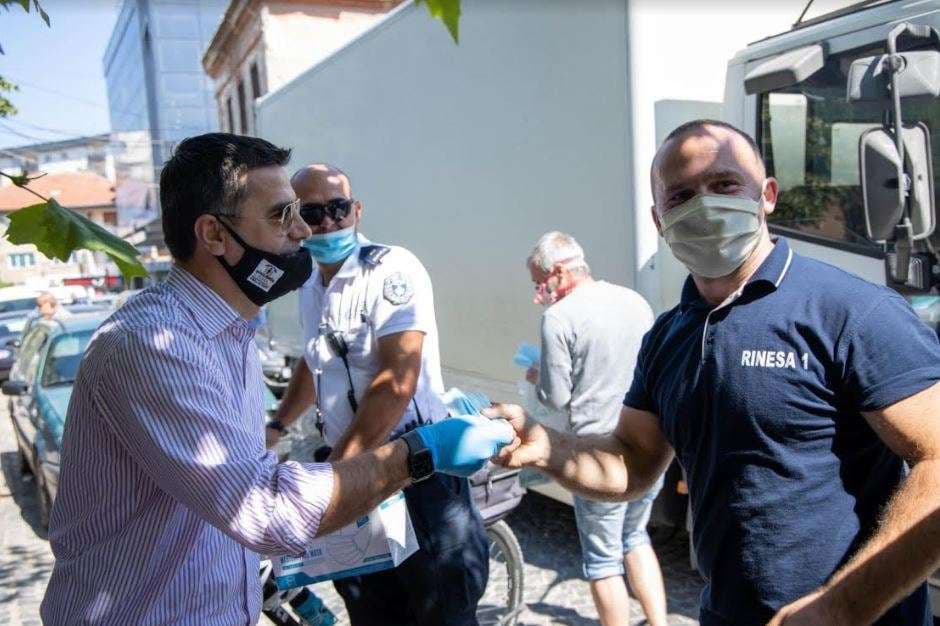 Tahiri bashkë me të rinjtë dhurojnë maska falas në Vushtrri