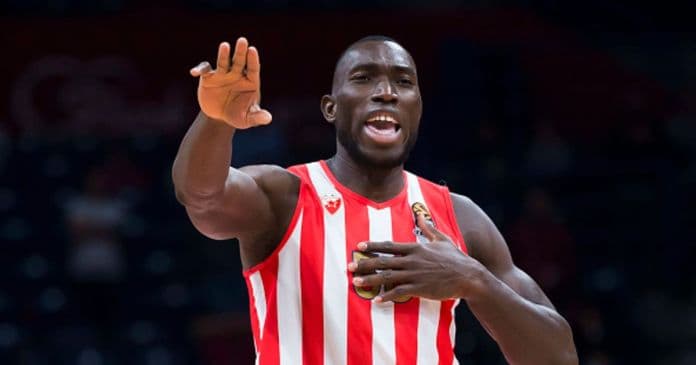 Vdes basketbollisti amerikan i Cervena Zvezdes