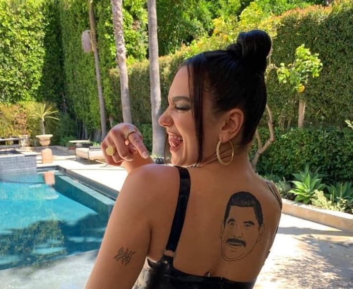 Dua Lipa bën tatuazh fytyrën e personalitetit të njohur?