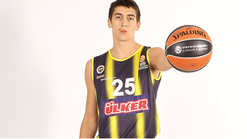 ZYRTARE: Kenan Spahiu transferohet te Fenerbahçe