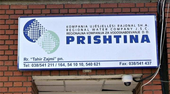 Ujësjellësi i kryeqytetit me kontrata për shërbime, konsumatorët që nuk firmosin - shkyçen nga rrjeti