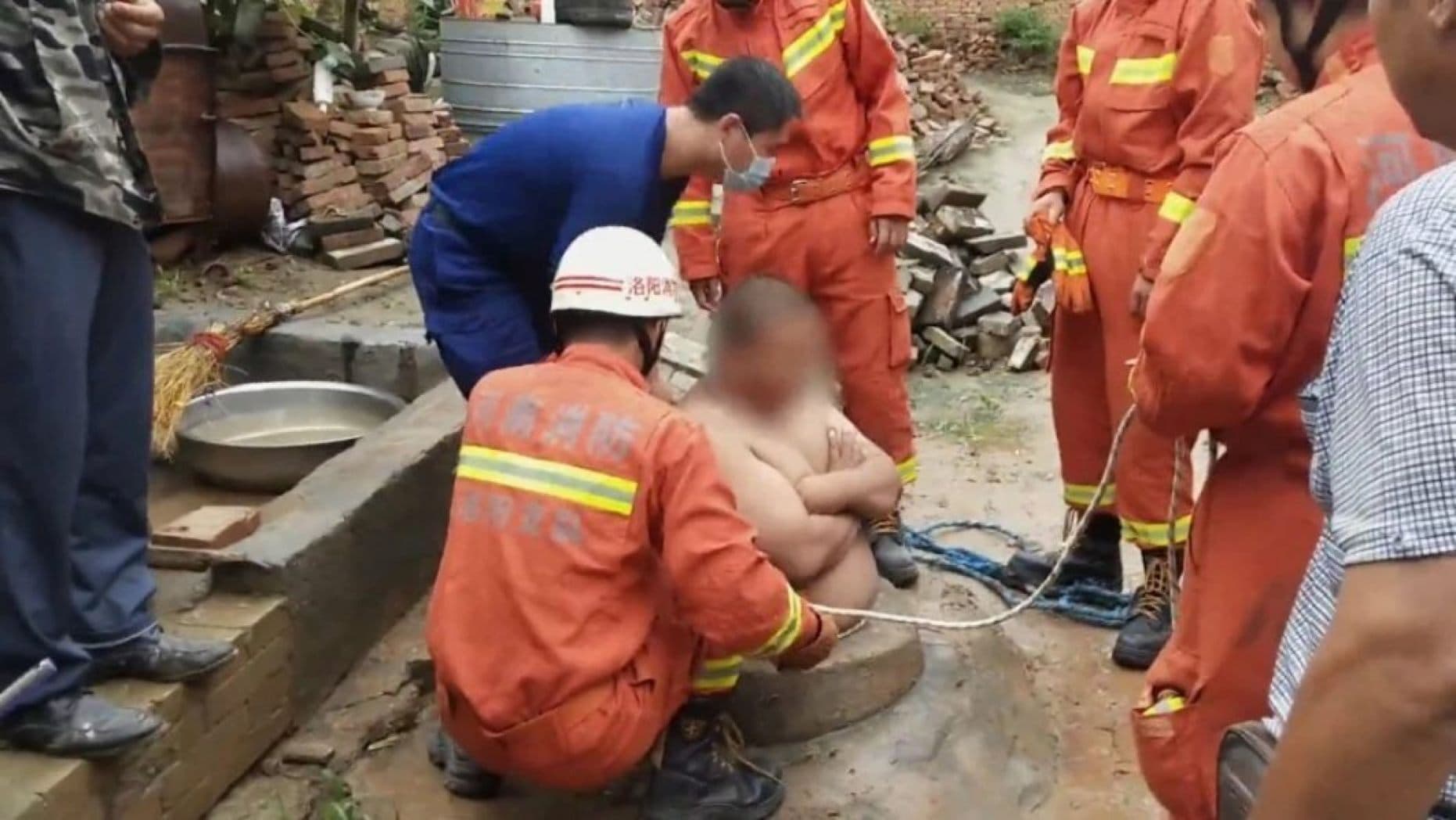 Barku i madh e shpëton nga rënia në pus (FOTO)