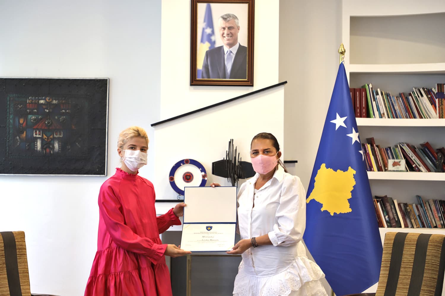 Vlora Dumoshi i ndan mirënjohje stilistes Lirika Matoshi