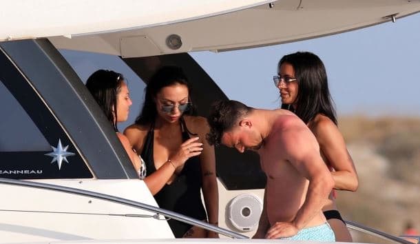 Xherdan Shaqiri në jaht, i skuqur nda dielli, i rrethuar nga femrat (VIDEO)