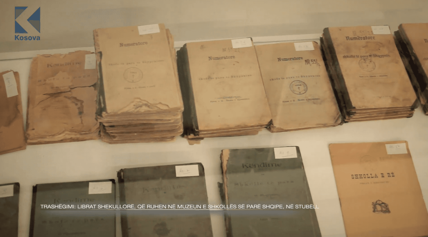 Librat shekullorë në muzeun e shkollës së parë shqipe në Stubëll të Vitisë (VIDEO)