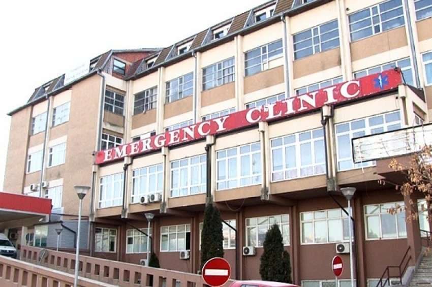 Sulmohet me thikë një infermier i Urologjisë – organizohet protestë në QKUK