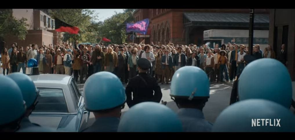 Cohen kryeson kastin e mbushur me yje në 'The Trial of the Chicago 7' (VIDEO)