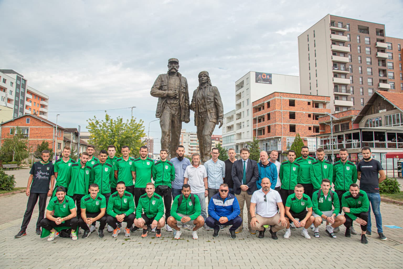 FC Feronikeli bën homazhe pranë shtatores së Fehmi e Xhevë Lladrovcit