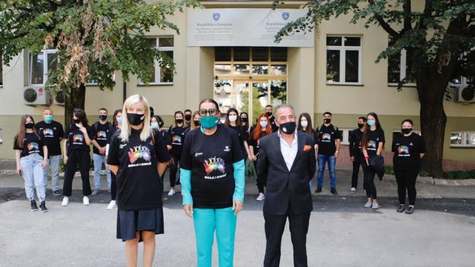 Dumoshi viziton Muzeun e Kosovës me të rinj të komuniteteve të ndryshme