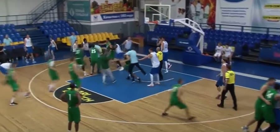 Ndeshja e basketbollit në Ukrainë eskalon në përleshje fizike (VIDEO)