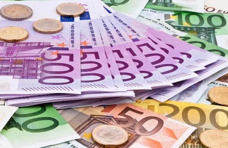 Kosovarët me mbi 5 miliardë në banka, Bellaqa: Duhet të investohen në krijimin e vendeve të punës