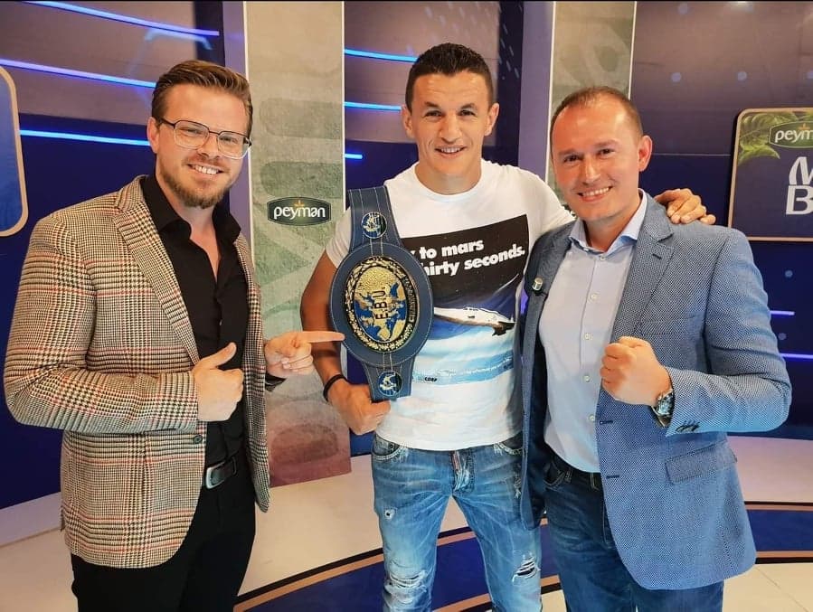 Përloti shumë shqiptarë, por vet kampioni i botës u përlot nga komentimi i Emanuell Sylës (VIDEO)