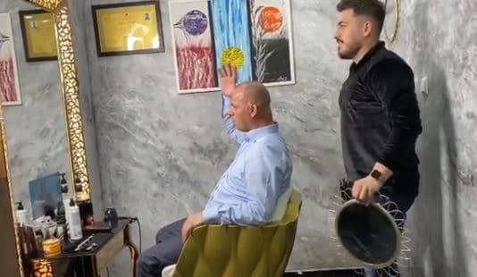 Lladrovci i bërtet frizerit: Çka ke ba kështu, çu dil jashtë (VIDEO)
