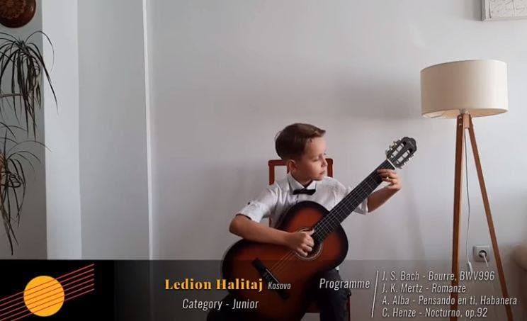 Nëntëvjeçari nga Kosova, Ledion Halitaj fiton çmim në Festivalin Ndërkombëtar të Kitarës në Rumani