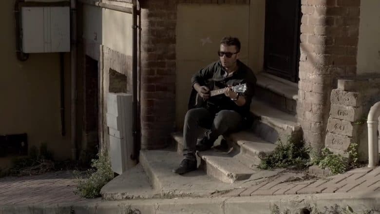 Petrit Çarkaxhiu sjell këngën “Drenushë e trembur” (VIDEO)