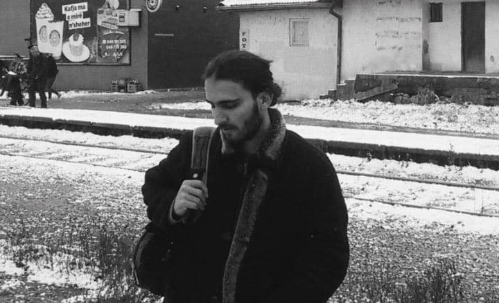 Poezi: E bukur nën dritat më të ashpra