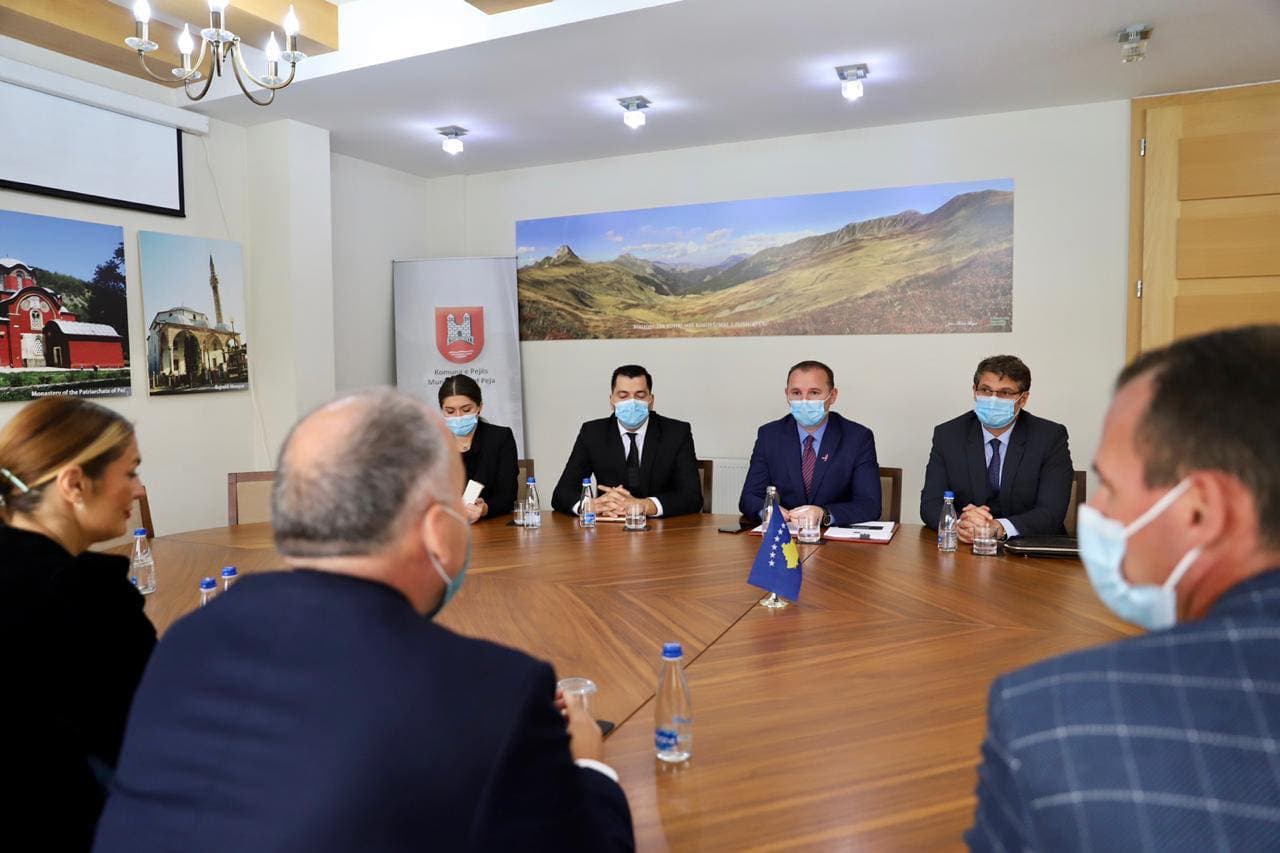 Zemaj viziton Pejën, dakordohen me Muhaxherin për disa çështje rreth situatës me COVID-19