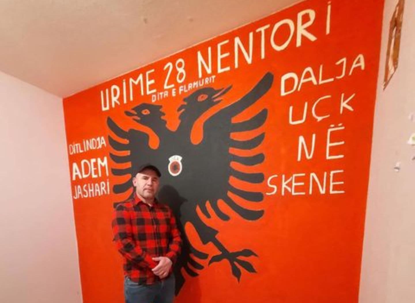 Shqiptari në Francë brenda banesës e pikturon flamurin KUQ E ZI (VIDEO)