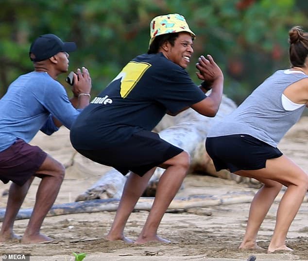 50-vjeçari-Jay Z, shijon ushtrimet fizike në plazh të Hawaiit