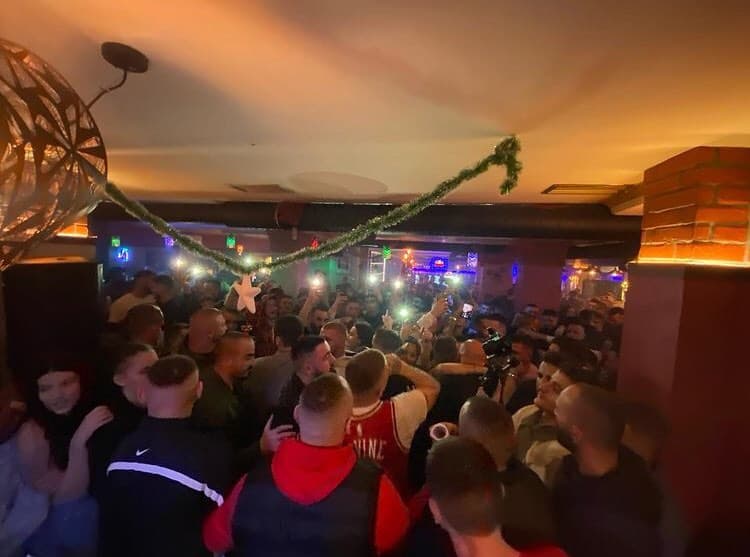 Fero mini koncert në Mitrovicë – masat antiCOVID askund hiç (VIDEO)
