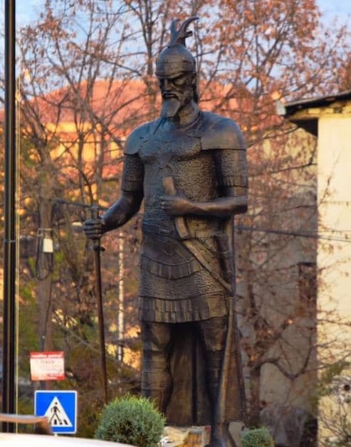Sqarohet ideatori i shtatores së Skënderbeut që u vendos në Prizren