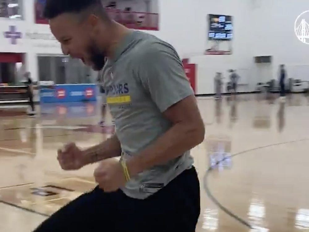 Ndodh hataja, Steph Curry 105 trepikësha me radhë brenda pesë minutash (VIDEO)