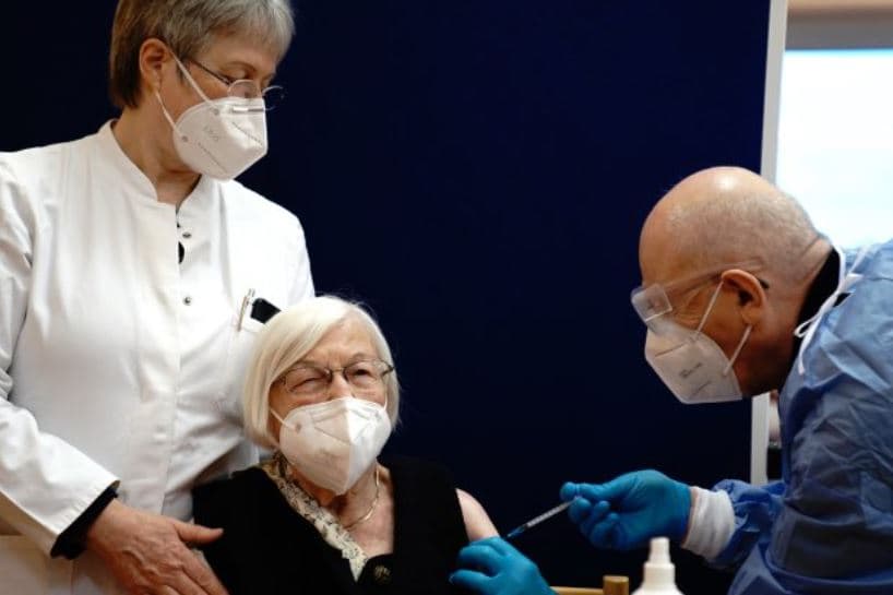 Doktori kosovar jep vaksinën e parë kundër COVID-19 në Berlin