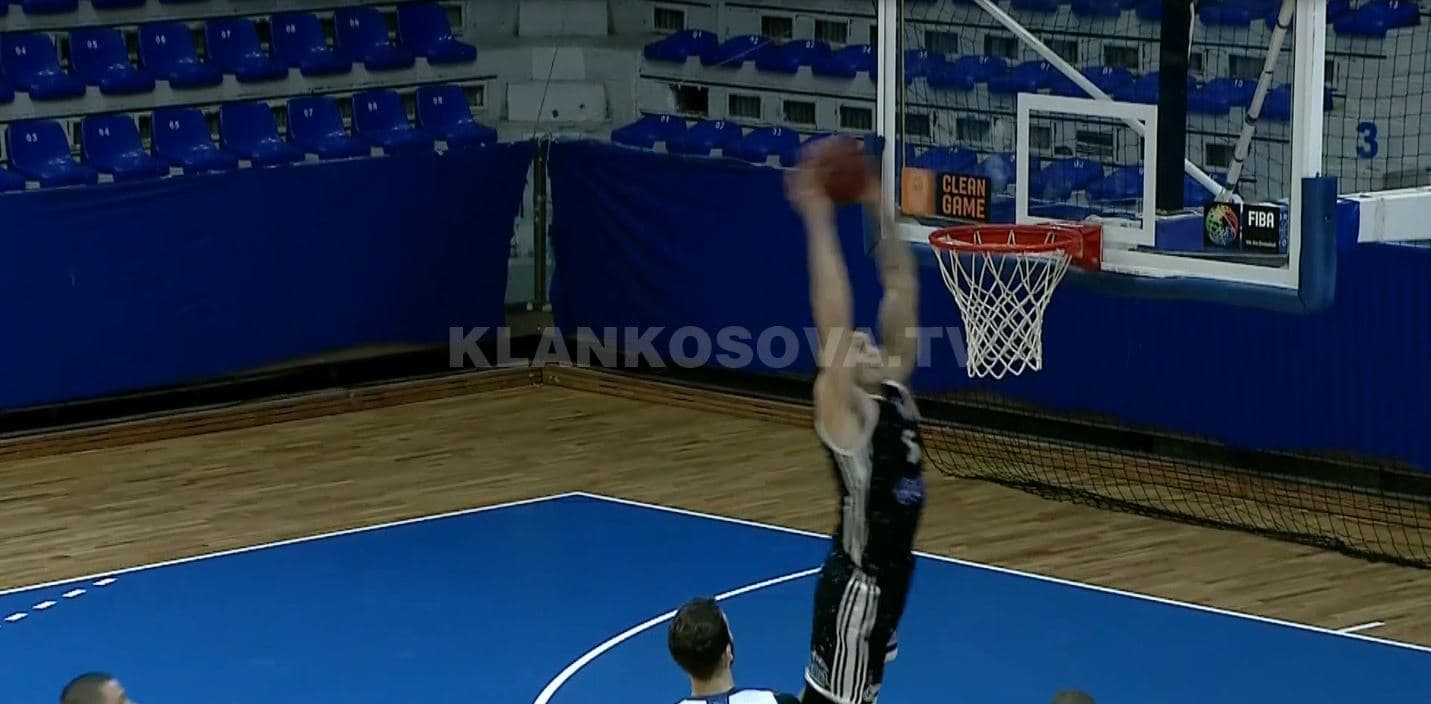 Josh Martin i Ponte Prizrenit e dëmton koshin duke e ngulitur (VIDEO)