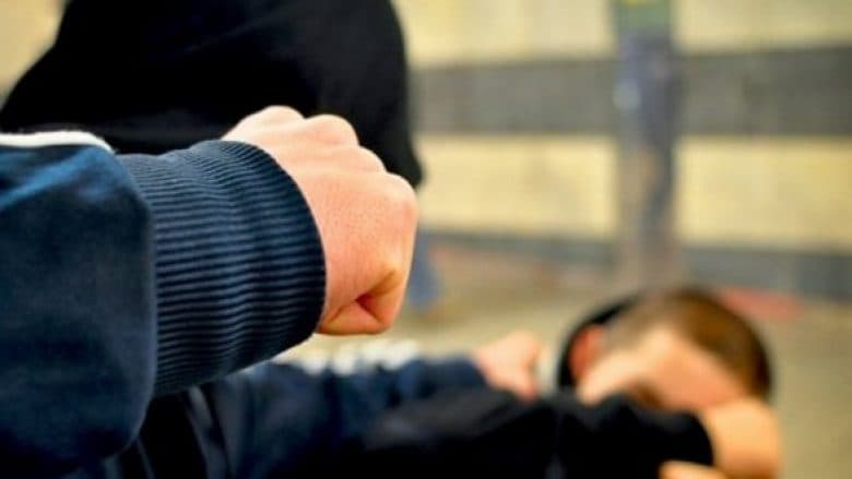 Burri sulmohet fizikisht pas një mosmarrëveshje në trafik, i dyshuari në arrati