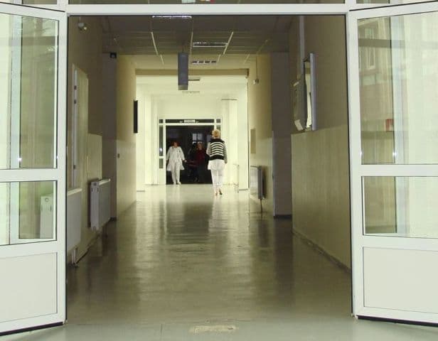 61 pacientë me COVID-19 po trajtohen në Spitalin e Pejës