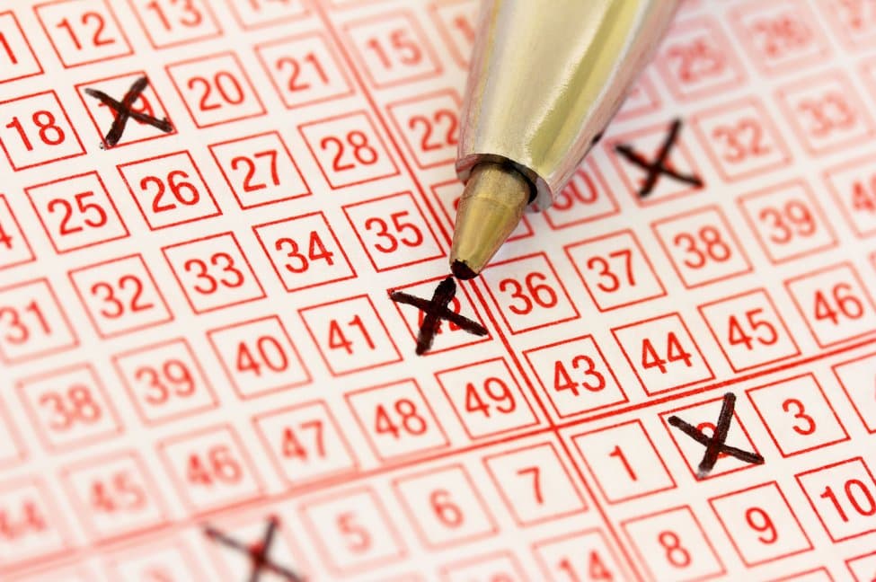 Fiton lotari 195 mijë dollarë, nuk e gjen tiketën fituese për tre javë