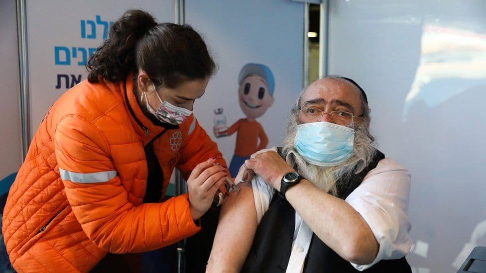 Izraeli kryeson garën me dhënien e vaksinave anti-COVID