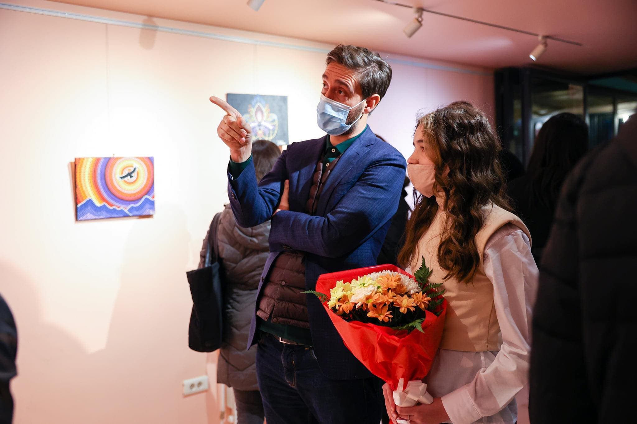 Ismaili në ekspozitën artistes që pikturon për të siguruar barnat, kritikoi qeveritë Kurti dhe Hoti
