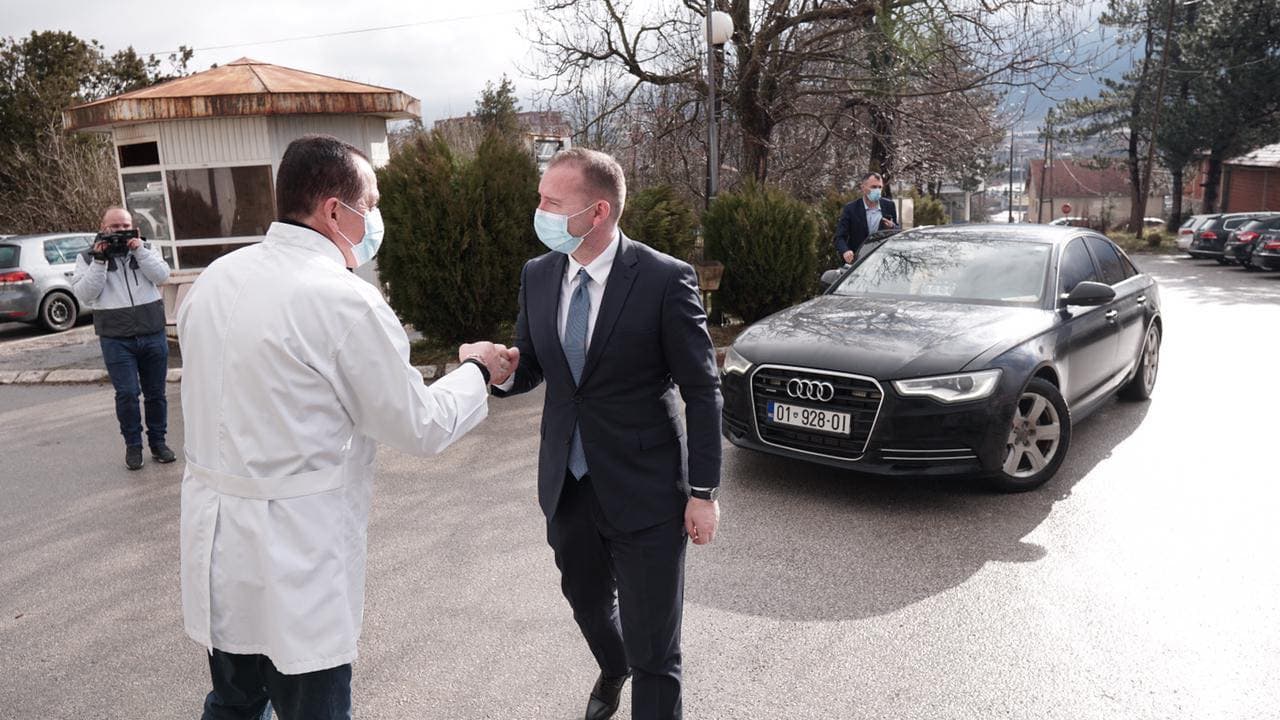 MSh i siguron QKMF-së në Istog një autoambulancë dhe materiale shpenzuese kundër COVID-19