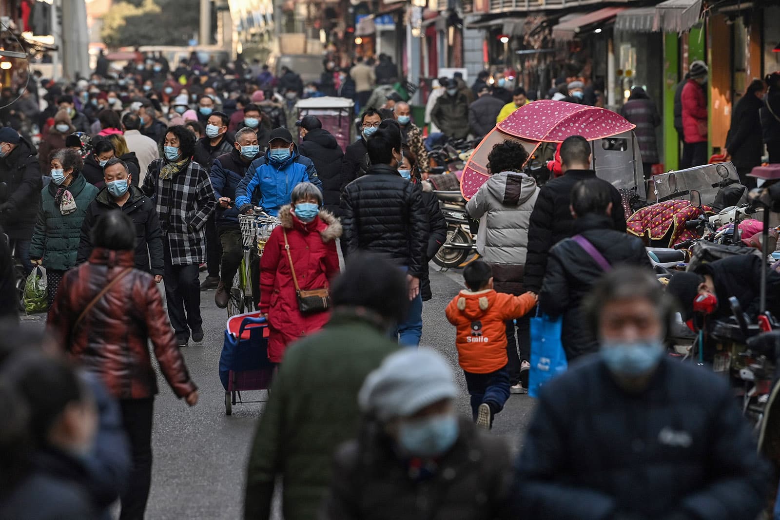 Një vit nga mbyllja, Wuhan kthehet në jetën normale