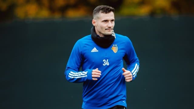 Provokoi tifozët e Baselit, Taulant Xhaka e ndjek portierin kundërshtar deri në zhveshtore