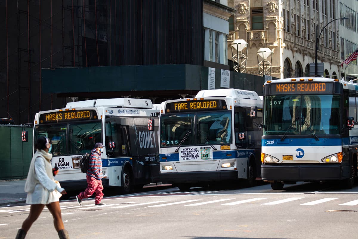Nga e hëna, të gjithë amerikanët duhet të mbajnë maska në transportin publik