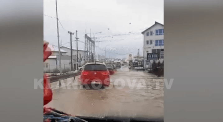Rrugët shndërrohen në lumenj në Drenas (VIDEO)