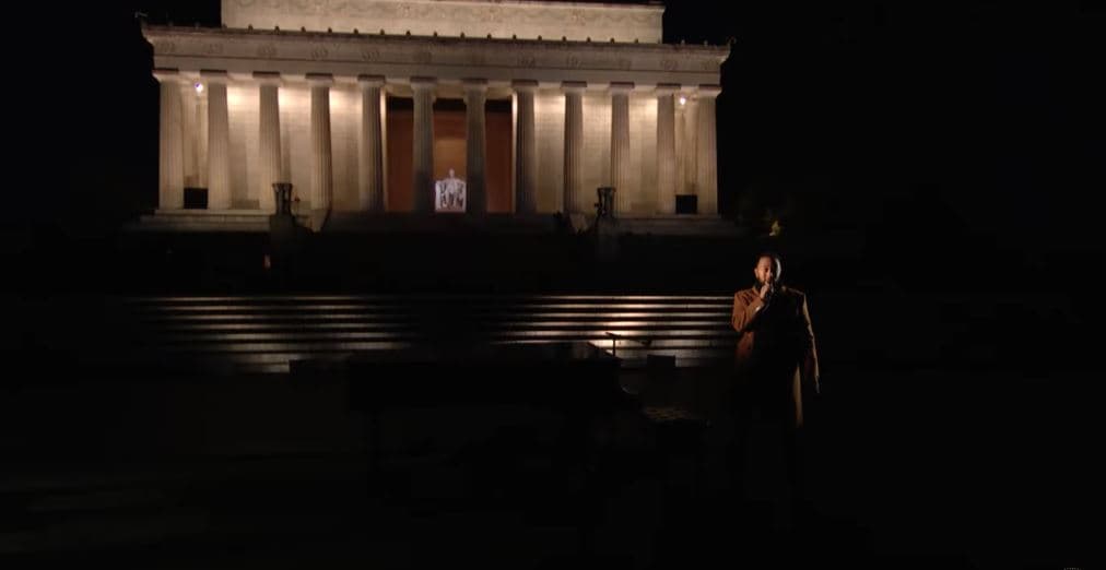 John Legend “ndihet mirë” në performancën e tij (VIDEO)