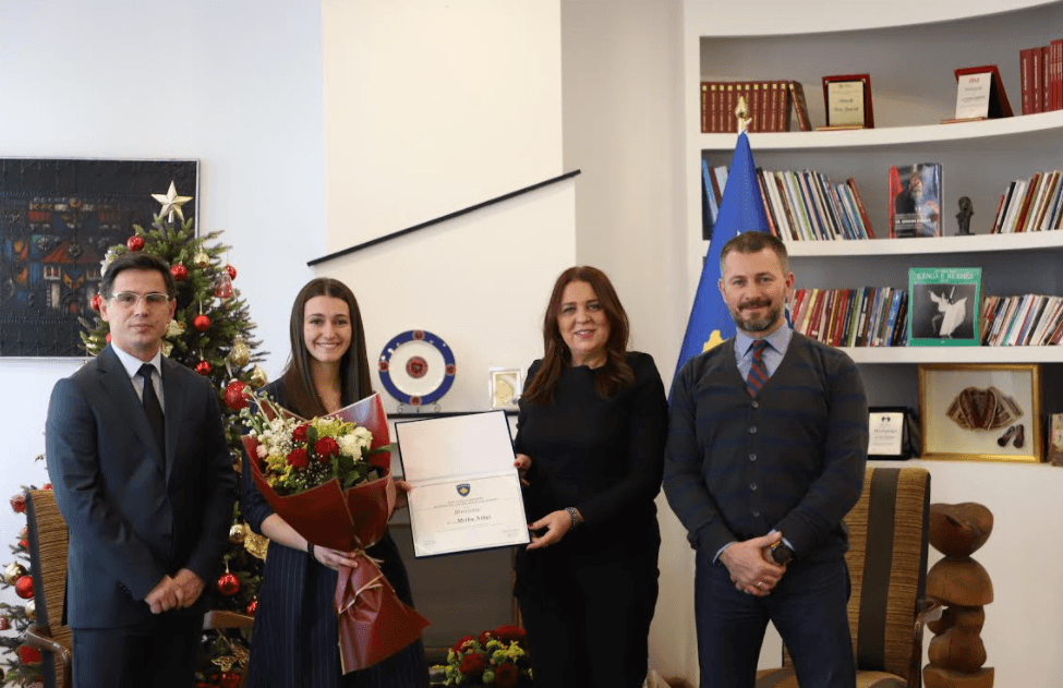 Ministrja Dumoshi i ndan mirënjohje alpinistes Mrika Nikçi