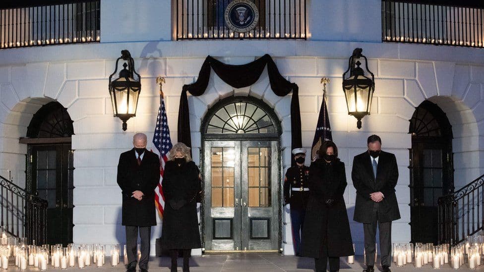 Biden bën homazhe për 500 mijë viktimat amerikane të koronavirusit