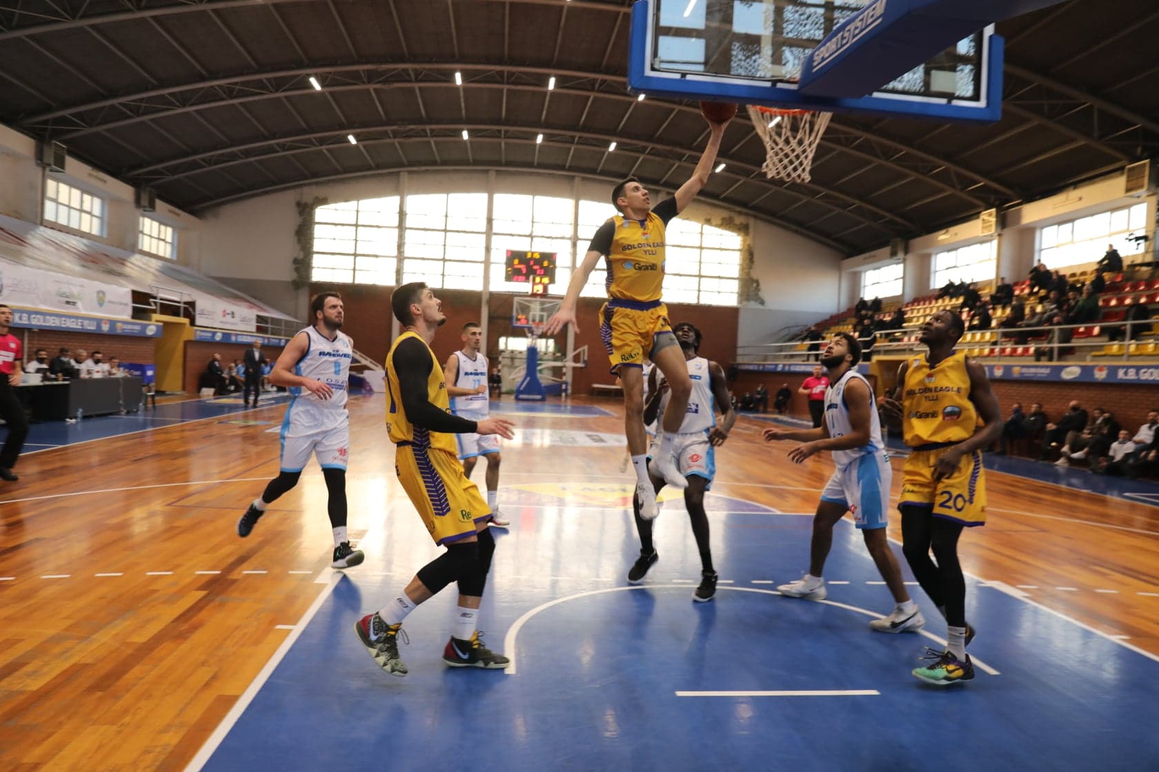 Ylli triumfon bindshëm, kalon në finale
