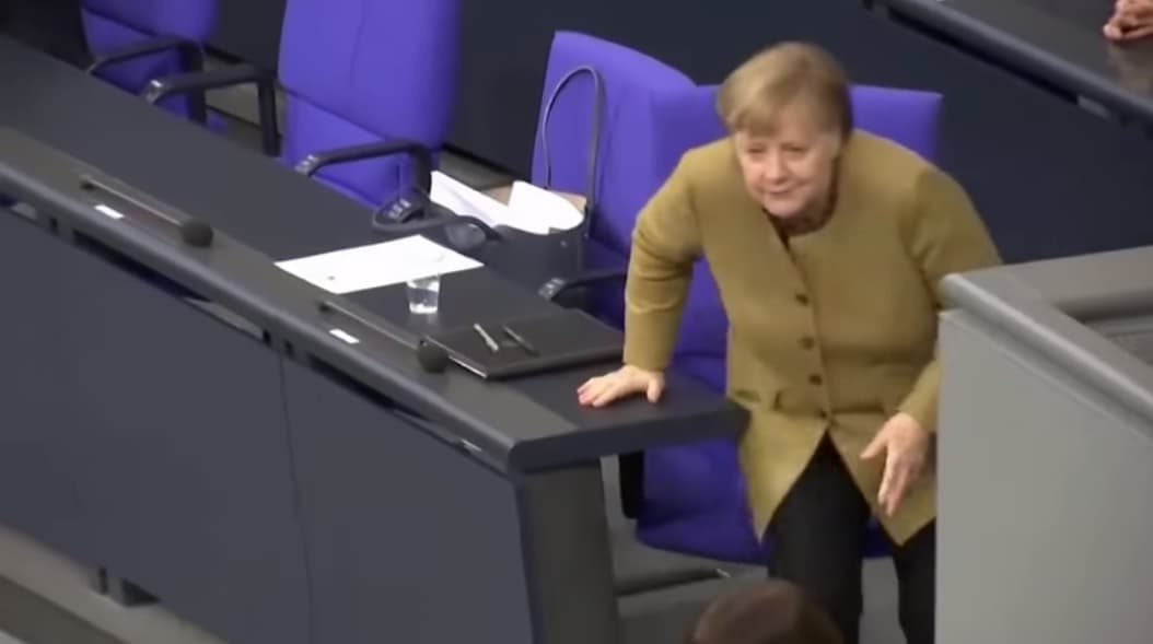 Merkel shqetësohet kur e kupton se e ka harruar maskën (VIDEO)