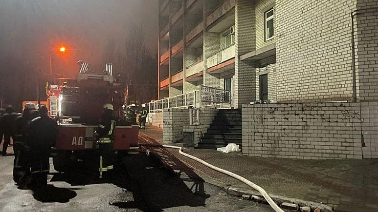 Përfshihet nga flakët një spital në Ukrainë - katër të vdekur