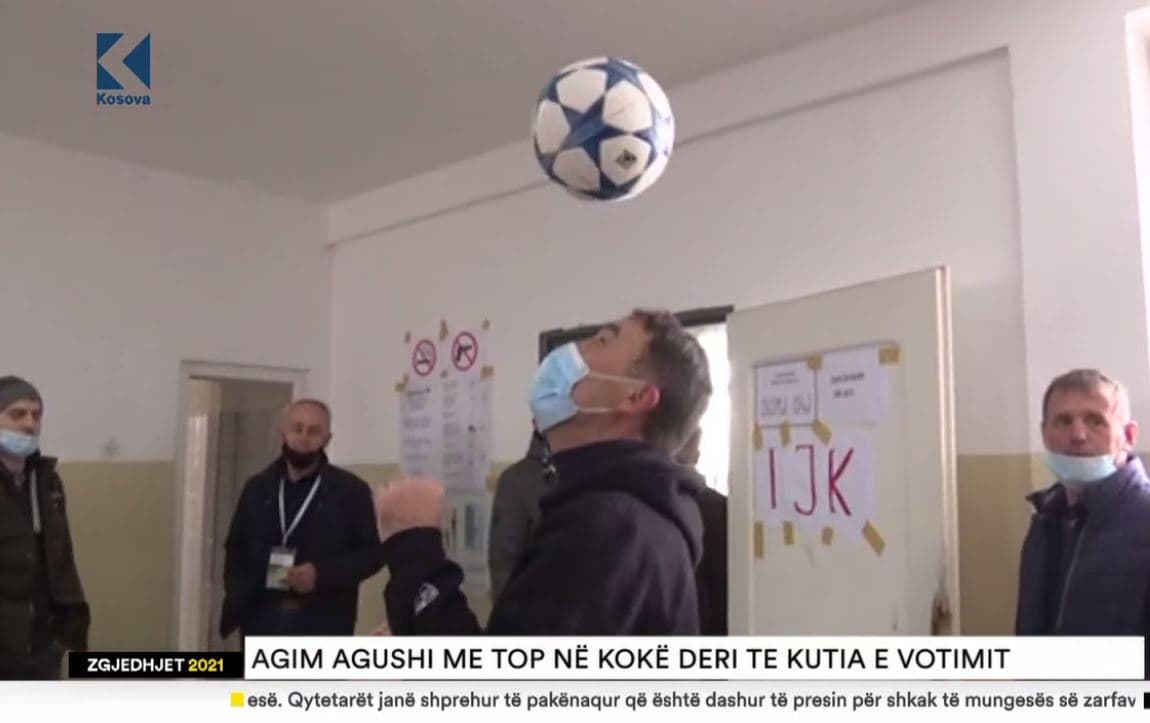 Agim Agushi me top në kokë deri tek kutia e votimit (VIDEO)