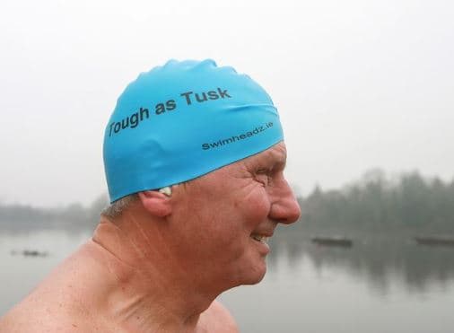 Një burrë nga Irlanda bëhet notari më i vjetër në botë në ujë të akullt